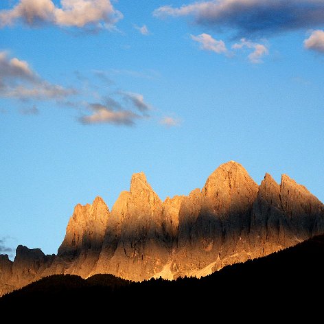 Dolomites Photos of Dolomites, Italy; villages, typical houses, valleys, mountains, peaks, rocks; pictures by Giovanni Trambusti